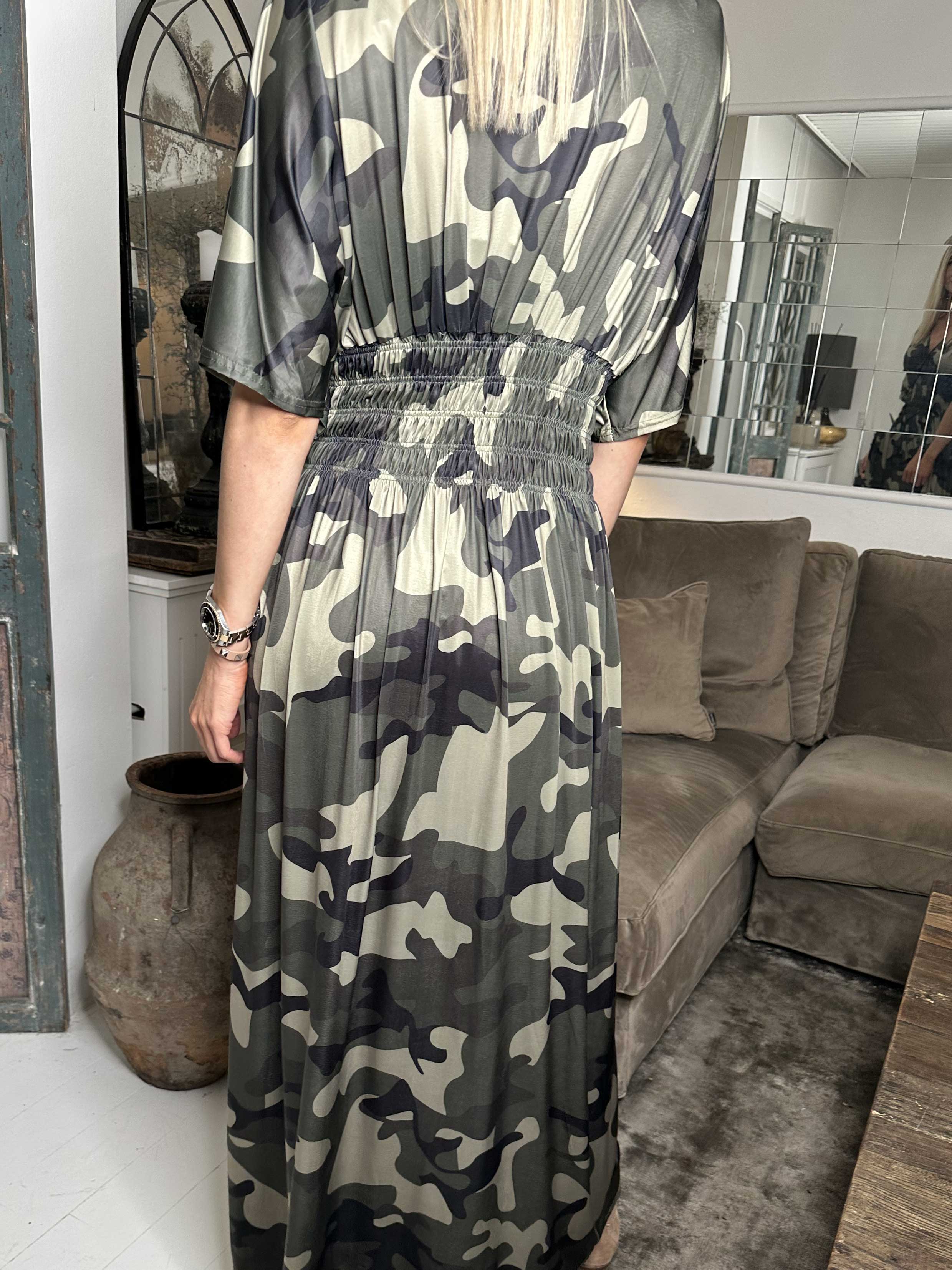 Pams Camo - Lång elastisk klänning i kamouflagetryck